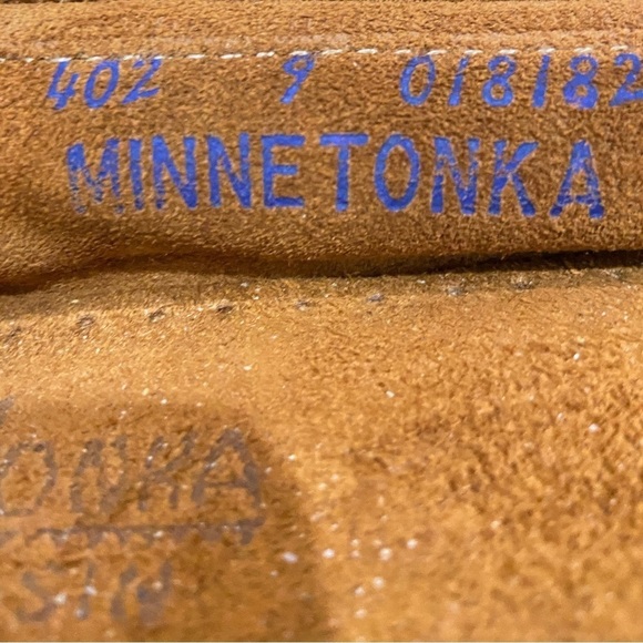 Minnetonka caramel suede leather moccasins slip on fringe detail whipstitch 9 - Picture 10 of 11